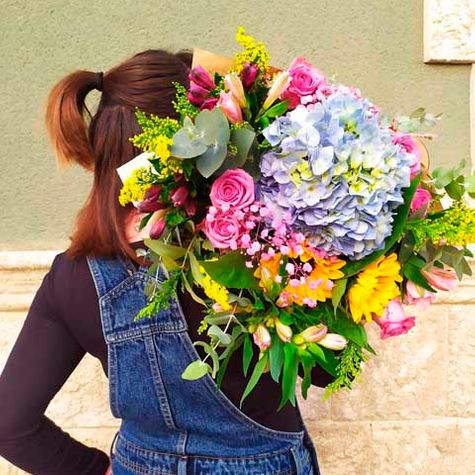 Floristería Raquel mujer con flores